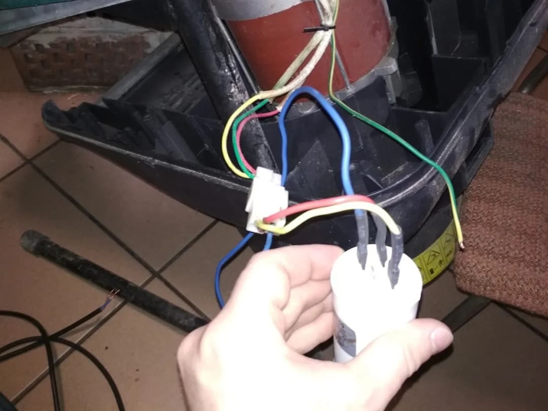 Jak prawidłowo podłączyć kondensator 4 wyjścia – uniknij błędów i zrób to krok po kroku